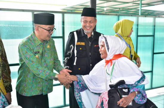 Bersama Gubernur Riau di Asrama Embarkasi Haji Antara (EHA) Riau, Pj Bupati Kampar Firdaus Lepas Sebanyak 367 Calon Jama'ah Haji, dan 1 PHD  Kloter 04 BTH .