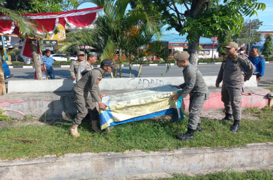 Satpol PP Kampar Tertibkan Lapangan Merdeka dari Mainan yang di tinggal Pemilik. 