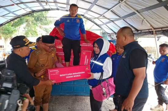 Bersama Kementrian Sosial, Pemda Kampar Salurkan Bantuan Dampak Banjir di Desa Buluh Cina. 