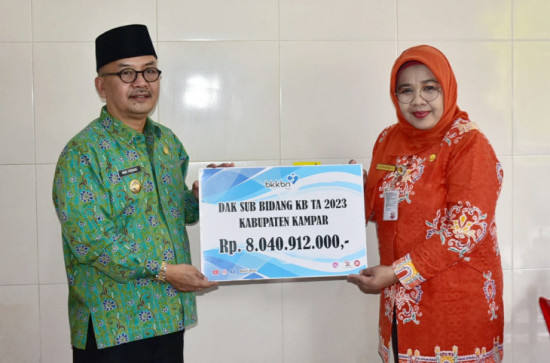 Pj Bupati Kampar Muhammad Firdaus Terima DAK dari BKKBN Perwakilan Provinsi Riau Senilai Rp. 8 Milyar Program Bangga Kencana.