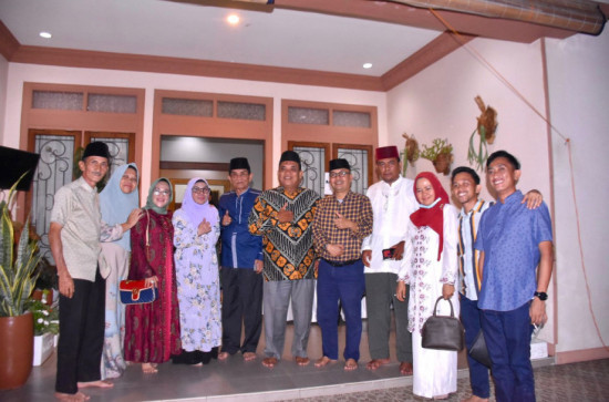 Hadiri Tahlilan 40 Hari Salah Seorang Kerabat, Sekaligus Syukuran Atas Telah Dilantik Sebagai Pj. Bupati Kampar, Firdaus : Mohon Doa Restu Dan Dalam Mengembankan Amanah. 