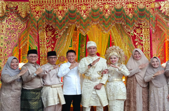 Pj Bupati Kampar Hambali, SE, MH Bersama Istri Hadiri Resepsi Pernikahan Putri Ketua Koni Kampar Yasir. 