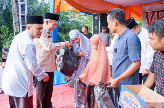 Pj Bupati Kampar Berikan Santunan Anak Yatim Piatu dan Fakir Miskin di Desa Teratak Kecamatan Rumbio Jaya 