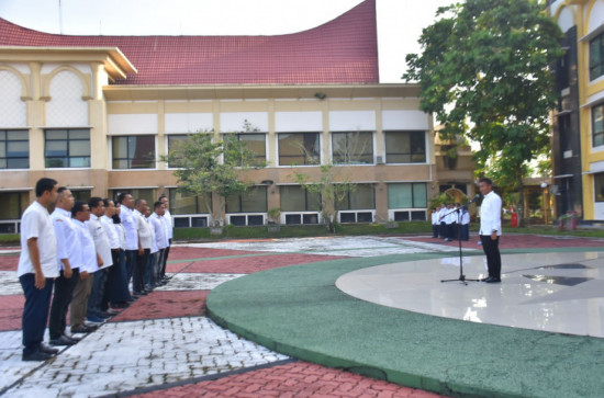 Asisten I Setda Kampar Ahmad Yuzar Pimpin Apel Perdana Pasca  Hari Raya Idul Fitri 1444 H/2023 M. 