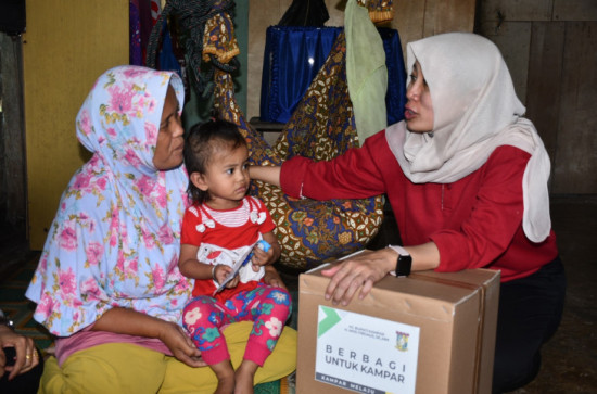 Pj. Ketua TP PKK Kabupaten Kampar Peduli Warga Kurang Mampu. 