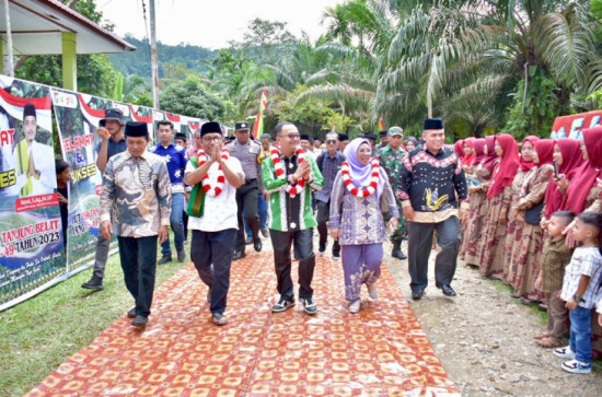 Temui Masyarakat Kampar Kiri Hulu Pada HUT Tanjung Belit ke 49, Pj Bupati Nginap dan Bermalam di Rumah Warga. 