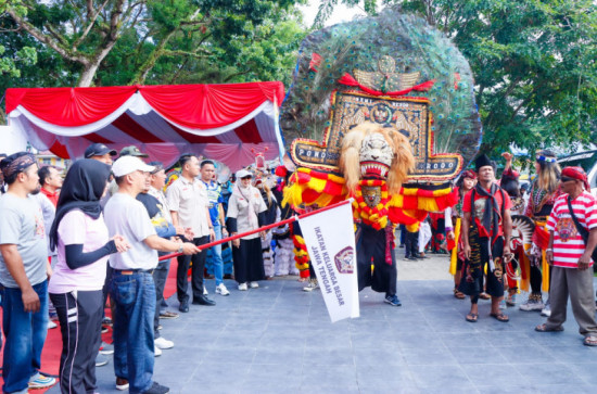 PJ Bupati Kampar Lepas Kirab dan Jalan Santai Gebyar Budaya 2023