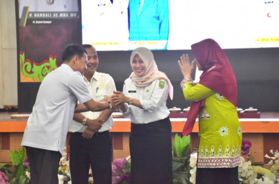 Lepas Tugas Penjabat Bupati Kampar Dari Muhammad Firdaus Kepada Hambali Untuk Melanjutkan Roda Pemerintahan Di Kabupaten Kampar. 