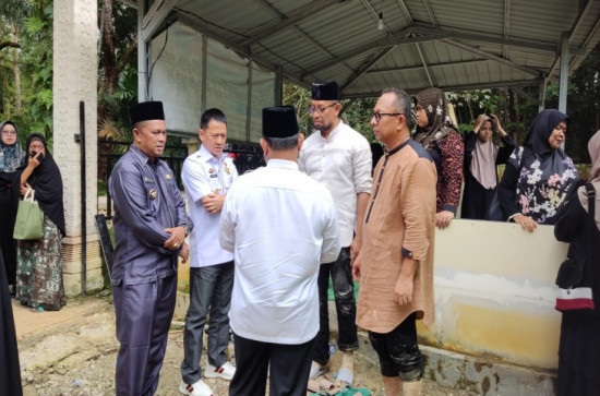 Pj Bupati Kampar H. Hambali dan Plh Sekda Kampar Antarkan Jenazah Almarhumah Hj. Nuraini Aziz Zainal ke Peristirahatan Terakhir. 