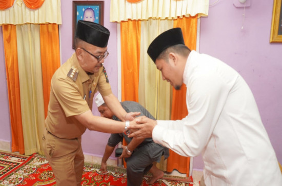 Pj Bupati Kampar Melayat ke Kediaman Alm. Ardiansyah Anggota DPRD Provinsi Riau. 