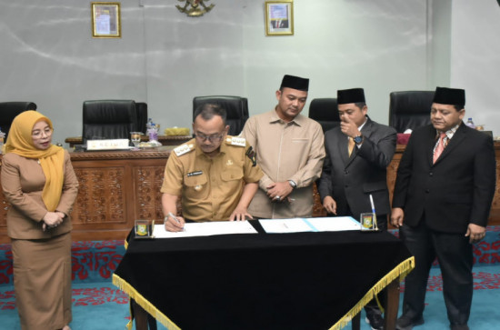 KUA-PPAS APBD Perubahan 2023 Sebesar Rp.2.704 T, Pj Bupati Kampar Lakukan Penandatanganan Nota Kesepakatan Dengan DPRD Kampar. 