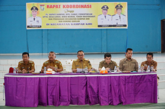Laksanakan Kunjungan Kerja, Pj Bupati Kampar Serahkan bantuan Kepada Anak Stunting