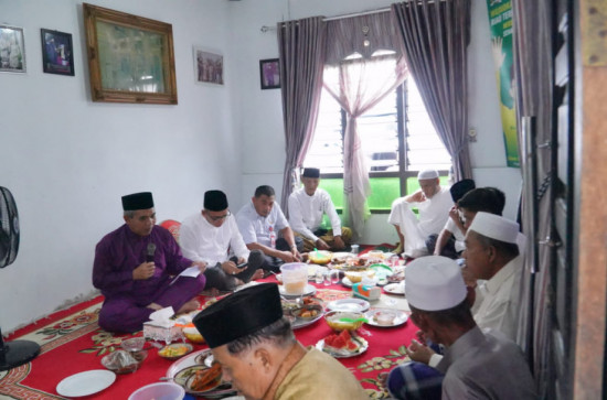 Pj Bupati Kampar Dr. H. Kamsol Hadiri Aqiqah Keluarga Dari Ketua RW I Pendopo Idris Hs. 