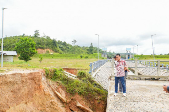 Tinjau Jembatan Embung Sungai Sonsang, Pj Bupati Kampar Hambali ;  Segera Perbaiki. 