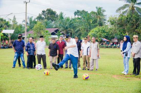 Diikuti 32 Tim, Pj.Bupati Kampar Dr.H.Kamsol Resmi Buka Turnamen Sepak Bola Pasir Sialang Cup II 2023 