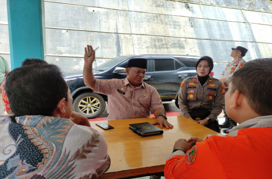 Tinjau Pintu Air PLTA Koto Panjang, Plh Sekda Kampar Yusri Menghimbau Agar Masyarakat Selalu Berhati-Hati Untuk Tidak Beraktivitas Di Daerah Aliran Sungai Kampar.