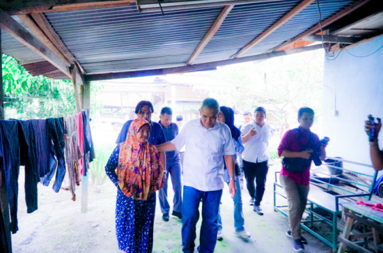 Pj Bupati Kampar Didampingi Pj Sekda Tinjau Rumah Warga Yang Kebanjiran Setiap Kali Hujan Turun. 