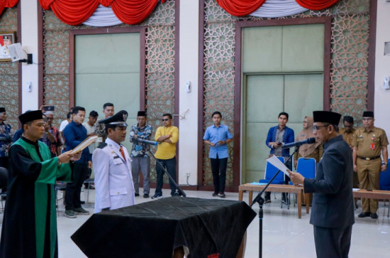 Lantik Nasrullah Kades Tanjung Koto Kampar Hulu, Pj Sekda Kampar Berharap jadilah pemimpin yang dapat memegang amanah serta mampu memahami dan menyerap aspirasi Masyarakat. 