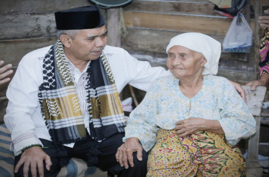 Sebelum Laksanakan SR, Pj. Bupati Kampar Sambangi Masyarakat Kurang Mampu Di Kelurahan Batu Bersurat. 