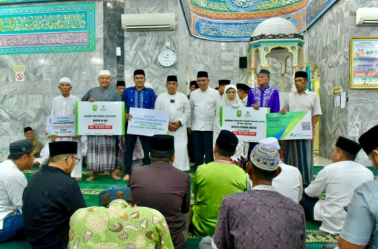 Memasuki Malam ke-8 Ramadhan, Pj Bupati Kampar dampingi Wakil Gubernur Riau di Desa Naumbai Kecamatan Kampar. 