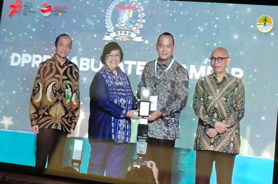 Komit Dengan Penyelamatan Lingkungan Hidup, Ketua DPRD Kampar Terima Penghargaan Nirwasita Tantra dari Pemerintah RI. 