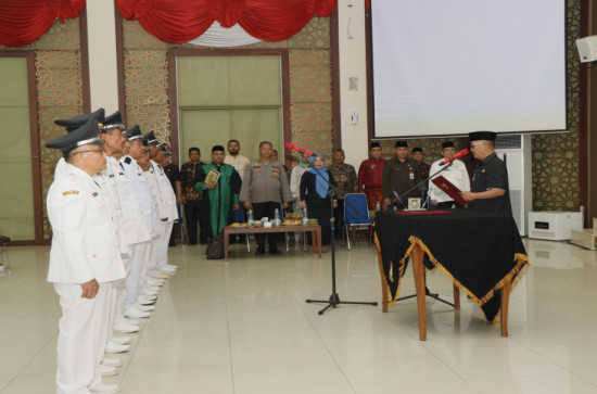 Pj Bupati Kampar Lantik dan Ambil Sumpah 10 Penjabat Kepala Desa. 