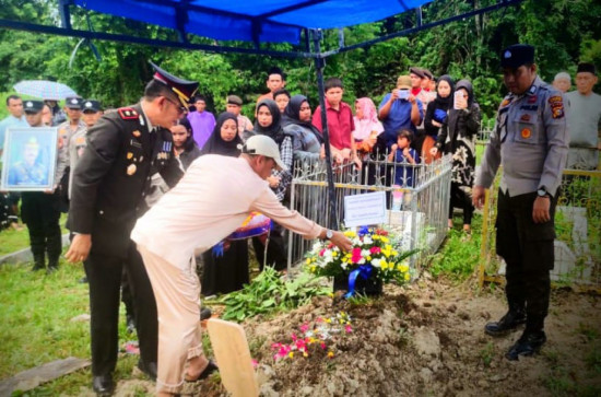 Putra Terbaik Kampar Berpulang Kerahnatullah, Pj Bupati Kampar Hambali Hantar Alm. Brigjen Pol M. Zen ke Tempat Peristirahatan Terakhir.