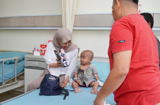 Pj. .Kerua TP PKK Kab. Kampar Kunjungi Balita Penderita Stunting Di RSUD Bangkinang. 