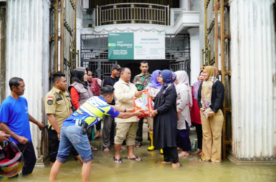 Tinjau Banjir, Pemda Kampar Distribusikan Bantuan Beras 5 Ton