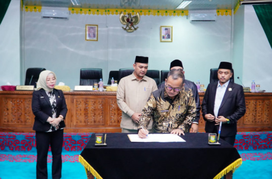 Pj Bupati Kampar Sampaikan Pidato Pada Paripurna Pembahasan 21 Ranperda dan Laporan Banggar Terkait RAPBD 2024. 