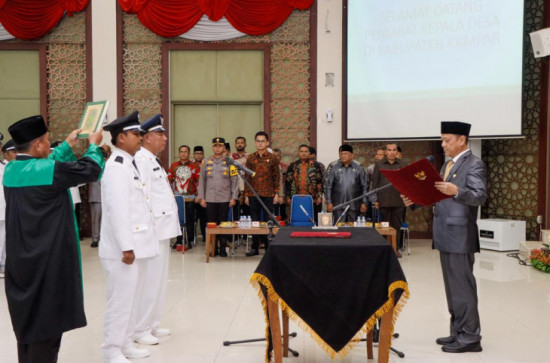 Pj. Bupati Kampar Lantik Dan Ambil Sumpah 2 Orang Kepala Desa PAW dan 56 Pj. Kepala Desa Di Lingkungan Pemerintah Kab. Kampar. 