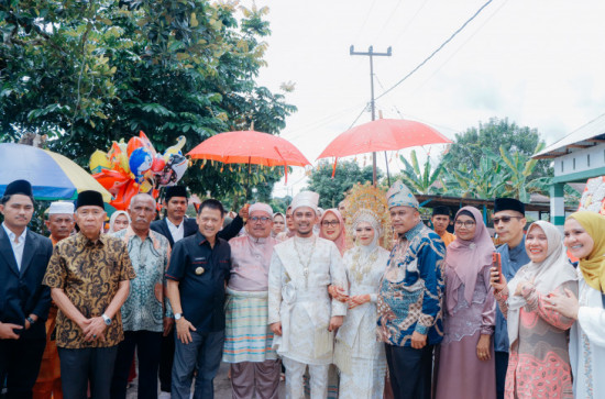 Pj Bupati Kampar Hambali Hadiri Resepsi Pernikahan Nur Hefni dan Rizki Ananda di Kuok. 