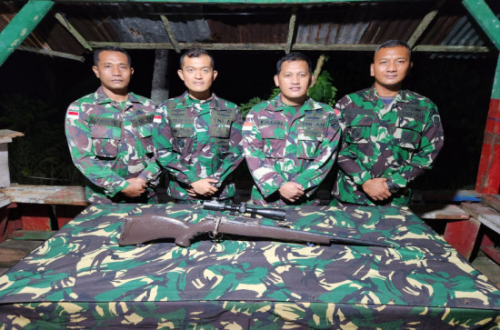 Jelang 1 Juli, Satgas Pamtas RI-PNG Yonif 132/BS Berhasil Sentuh Hati Simpatisan TPN-OPM Serahkan 4 Pucuk Senjata Api Dan Munisi. 