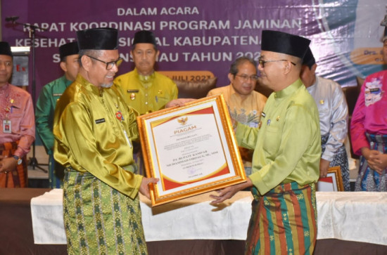 Sempena Rakor Jamkesnas Se Provinsi Riau, Pj Bupati Kampar Terima Penghargaan Penurunan Stunting dari  Gubernur Riau. 