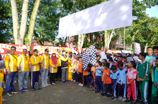 Wakili Pj Bupati Kampar Plt Kabid Dikpora Taufiq Lepas Jalan Santai Peringatan HUT PGRI ke-79 dan HGN 2024 di Kabupaten Kampar. 