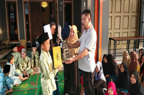 Kepala Bapenda Kampar Buka Bersama dan Santuni Anak Panti Asuhan