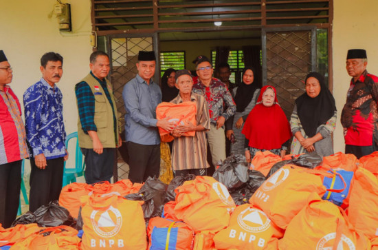 Pj Sekda Kampar Ahmad Yuzar Salurkan Bantuan Untuk Masyarakat Desa Padang Sawah Kec. Kampar Kiri Yang Terdampak Banjir