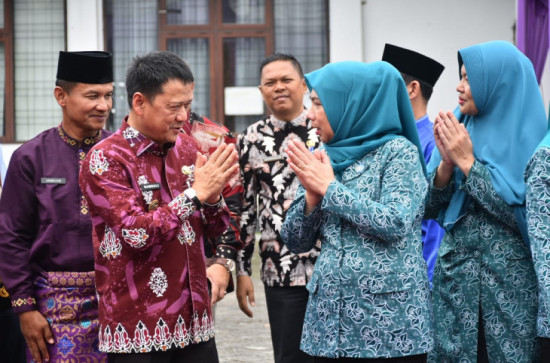 PJ Bupati Kampar Hadiri Dan Saksikan Langsung PMT Bagi Anak Terindikasi Stunting Dan Ibu Hamil Beresiko Stunting Oleh Ketua TP PKK Prov. Riau.