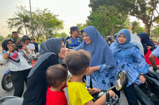 Bunda Paud Kab. Kampar Bagi-Bagi Takjil Ramadhan,  Ricana : “Berbagi itu indah untuk meraih keberkahan dan Pahala dari Allah Swt “