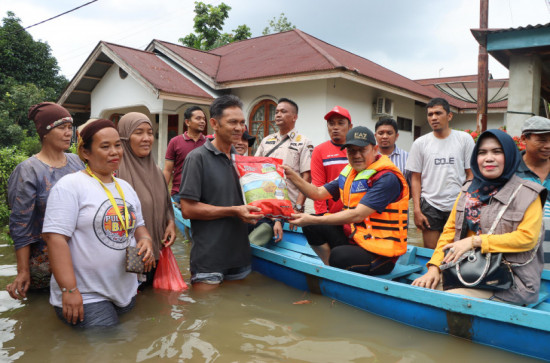 Tetapkan Kampar Sebagai Daerah Tanggap Darurat Bencana, PJ Bupati Kampar Sisir Wilayah Banjir. 