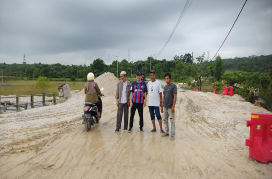 Jembatan Embung Sungai Sonsang Menuju Kantor Bupati Kampar Sudah Di Perbaiki, Pj Bupati Kampar Hambali Tinjau Lokasi.
