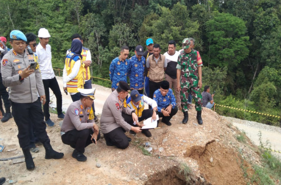 PJ. Bupati Kampar Diwakili Kalaksa BPBD Kampar Dampingi Kapolda Riau Tinjau Lokasi Longsor Di Perbatasan Riau Sumbar