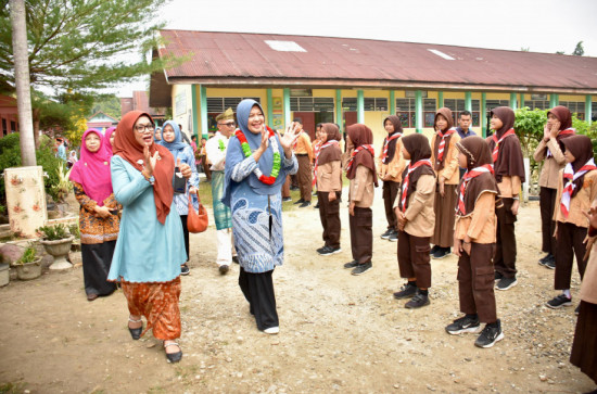 Disambut Meriah, Bunda PAUD Kampar Ricana Djayanti Hambali ; Apresiasi Penerapan Transisi Paud Ke SD. 