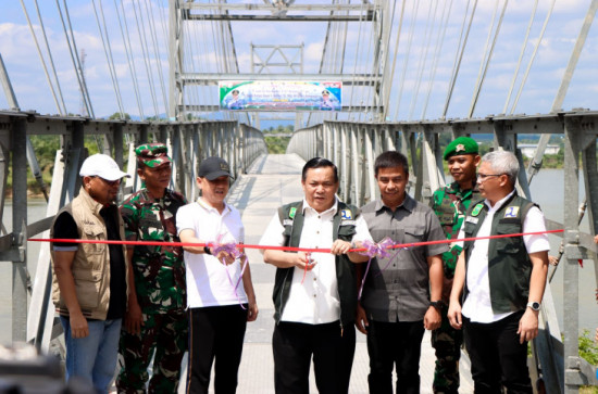 Bersama Pj Gubernur Riau, Pj Bupati Kampar Resmikan Jembatan Gantung Sipungguk-Salo