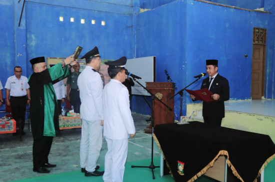 Pj Sekda Kampar Lantik dua Pj Kepala Desa. 