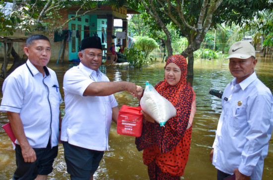 Tanggap Darurat dan Peduli Bencana, Pemda Kampar Salurkan Bantuan Berupa Beras Warga Yang terdampak Banjir di Tambang. 