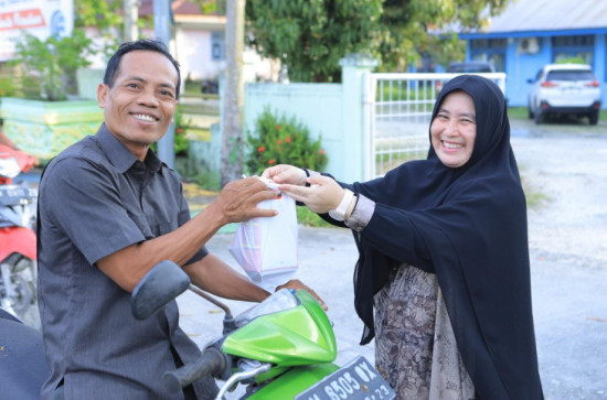 DWP UP Diskominfo Kampar Bagi 200 paket Takjil Ke Masyarakat 