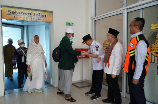 Sambut langsung Jamaah Haji Kampar Kloter 10 di SSK II Pekanbaru, Pj Bupati Kampar : Alhamdulilah Kembali Dengan Selamat, Semoga Memperoleh Predikat Haji Mabrur. 