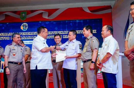 Bersama Pj Gubernur Riau, Pj Bupati Kampar Luanching Pelayanan Sertipikat Tanah Elektronik. 