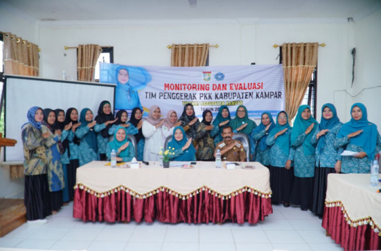 Ketua TP PKK Kabupaten Kampar Lakukan Monitoring Dan Evaluasi Program PKK Di Kecamatan Kampar Kiri Hulu.